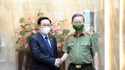Chủ tịch Quốc hội Vương Đình Huệ thăm, làm việc tại Trung tâm Dữ liệu Quốc gia về dân cư