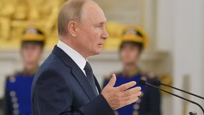 Tổng thống Putin tự cách ly COVID-19