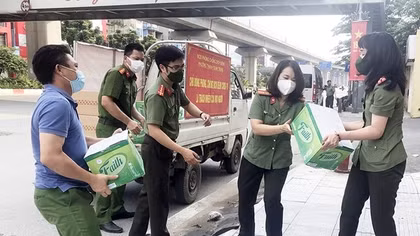 Tiếp sức Công an phường Thanh Xuân Trung chống dịch COVID-19