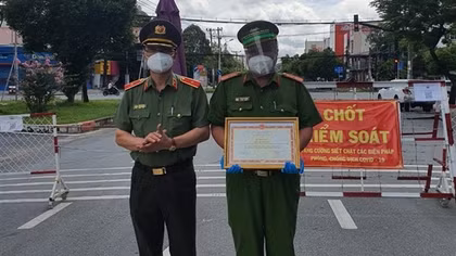 Gia đình có 15 người nhiễm COVID-19, Thiếu tá Công an vẫn trực 3 tháng chưa về nhà