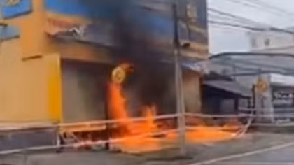Mua 10 lít xăng mang đến đốt cửa hàng Điện máy xanh