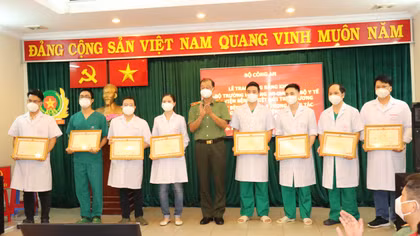 Bộ Công an tặng bằng khen cho 16 y, bác sĩ Bệnh viện Bệnh nhiệt đới Trung ương