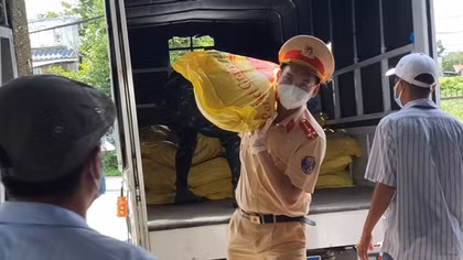 Cảnh sát giao thông Công an TP Hồ Chí Minh tặng quà người dân khó khăn