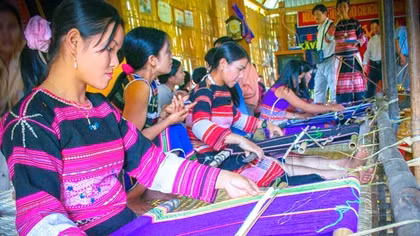 Phát triển nghề dệt thổ cẩm gắn với du lịch cộng đồng