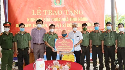 Hỗ trợ 150 triệu đồng xây dựng và sửa chữa nhà tình nghĩa cho 2 gia đình liệt sỹ CAND