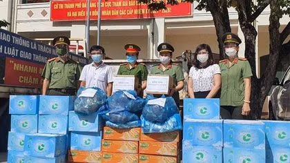Báo CAND trao hơn 1.000 suất quà hỗ trợ người dân và các chốt kiểm soát dịch ở Đà Nẵng