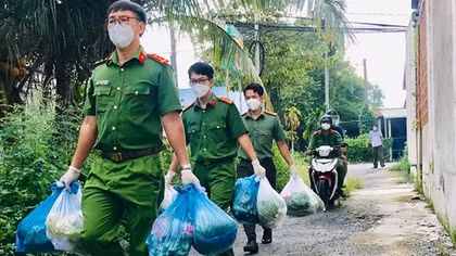 Công an Bến Lức san sẻ yêu thương, cùng dân vượt qua đại dịch