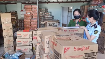 Thu giữ 2,5 tấn bánh kẹo, thực phẩm không có giấy tờ, nguồn gốc