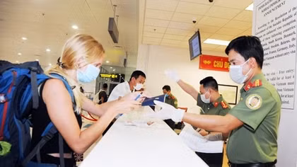Tạo điều kiện để người Việt Nam, người nước ngoài xuất nhập cảnh thuận lợi, an toàn