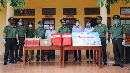 Sẻ chia khó khăn với người dân về quê tránh dịch