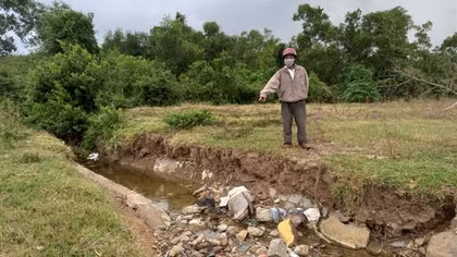 Mồ mả của người dân bị mương thoát nước cuốn trôi