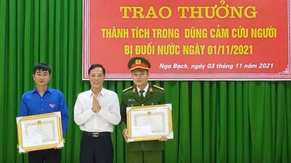 Khen thưởng chiến sĩ Công an cứu sống cháu bé ngạt nước