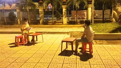 "Sợ" cách ly, tài xế xe bán tải chở 3 người “vượt chốt”