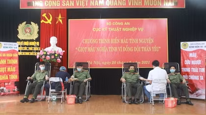 Cán bộ chiến sĩ Cục Kỹ thuật Nghiệp vụ hiến máu nhân đạo