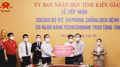 Techcombank tặng 200.000 bộ kit test COVID-19 trị giá hơn 13,2 tỷ đồng đến tỉnh Kiên Giang