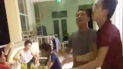 Tụ tập ăn uống, hát hò trong khu cách ly để "chia tay về nhà"