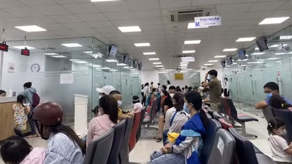 Đổ xô đi tiêm ngừa vaccine phòng bệnh cho trẻ