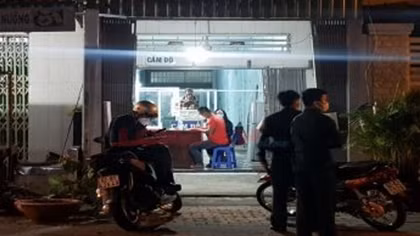 Tên cướp tấn công 2 mẹ con chủ tiệm cầm đồ, bắt mở két sắt