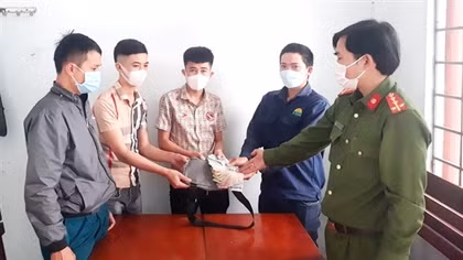 Công an xã trao trả gần 13 triệu đồng cho người đánh rơi