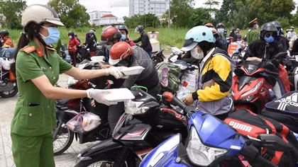 Hỗ trợ người dân về quê an toàn, đảm bảo phòng, chống dịch