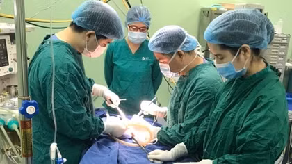Phẫu thuật khối u bạch huyết khổng lồ cho bé sơ sinh 10 ngày tuổi