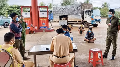 Tài xế xe “luồng xanh” giấu người trong thùng vượt chốt