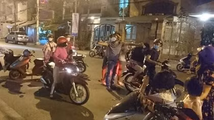 Hai tên cướp xịt hơi cay, đạp xe người truy đuổi để thoát thân