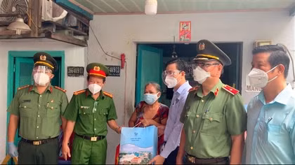 “Hạt gạo nghĩa tình” tiếp tục đến với người dân