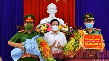 Khen thưởng thành tích triệt xóa đường dây mua bán giấy tờ giả quy mô lớn