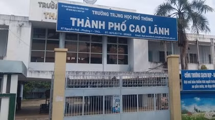 Giáo viên để lộ clip nhạy cảm khi đang dạy trực tuyến