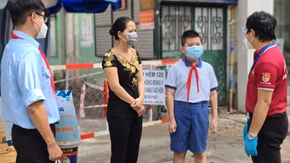 Trao tặng 4 tỉ đồng học bổng cho học sinh, sinh viên khó khăn do COVID-19