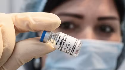 Nhiều người Nga ra nước ngoài tiêm vaccine ngừa COVID-19
