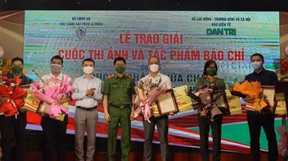 Trao giải cuộc thi với chủ đề "Phòng cháy chữa cháy và cứu nạn cứu hộ"