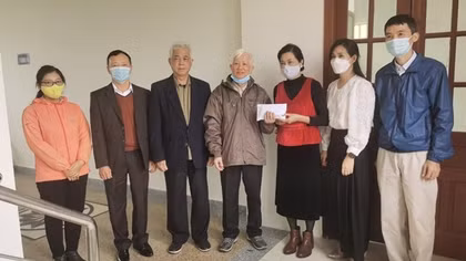 Trường Mẫu - Trường Ngoại cảm Tố Dương ủng hộ 130 triệu xây cầu và mua máy tính cho học sinh nghèo