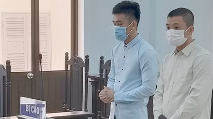 Đánh Công an, cướp súng, hai đối tượng lãnh án 5 năm 3 tháng tù