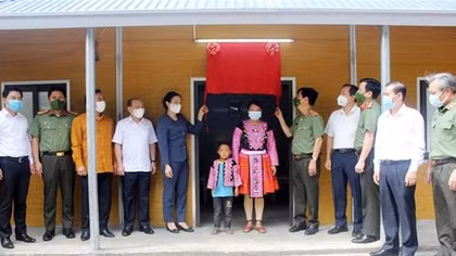 Thứ trưởng Nguyễn Văn Sơn dự Lễ bàn giao nhà ở tặng hộ nghèo tại huyện Mai Châu