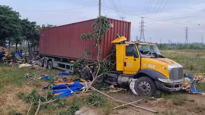 Xe đầu kéo mất lái tông vào chòi bán nước ven đường
