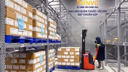 Bàn giao hơn 1,3 triệu liều vaccine AstraZeneca cho Bộ Y tế