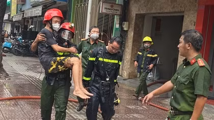 Cứu 2 vợ chồng thoát khỏi đám cháy tại căn nhà 7 tầng