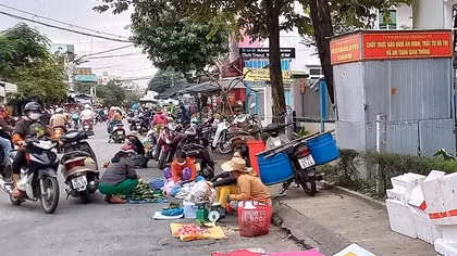 Nguy cơ lây lan dịch bệnh COVID-19 từ việc tụ tập buôn bán tự phát