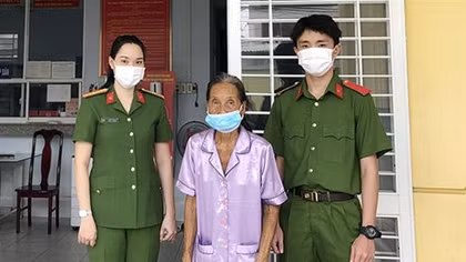 Kịp thời đưa bà cụ lạc đường về nhà an toàn