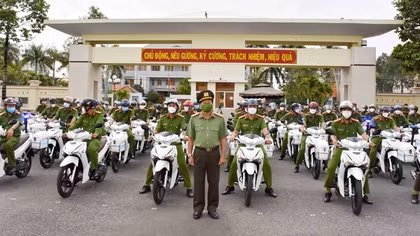 Bàn giao trang thiết bị cho Công an xã, thị trấn