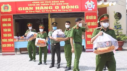 Công an TP Biên Hòa trao 4.000 suất quà cho người dân khó khăn
