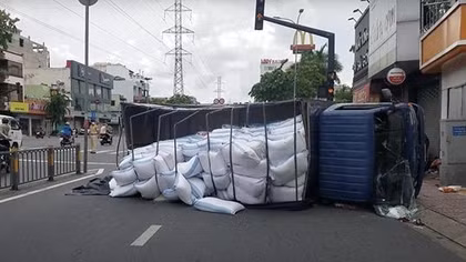 Xe tải chở gạo tông liên hoàn, 1 người tử vong