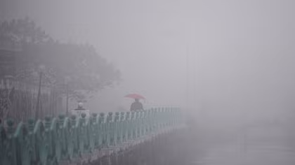 Hà Nội sương mù trời lạnh, miền Trung mưa lớn kéo dài