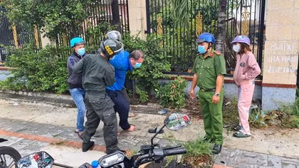 Không đeo khẩu trang, chặn đánh người đi đường