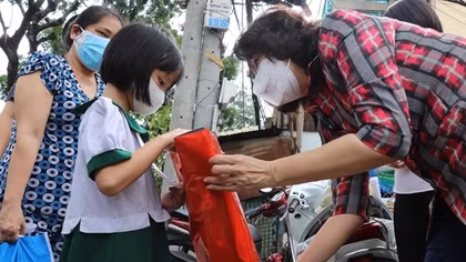 Trẻ em mồ côi do COVID-19 được bảo trợ đến khi học xong đại học