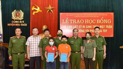 Trao học bổng Thắp sáng ước mơ cho con liệt sỹ CAND