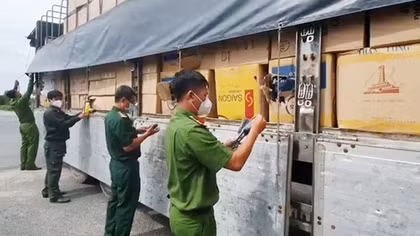Thu giữ xe tải chở số lượng lớn khẩu trang và mỹ phẩm không rõ nguồn gốc