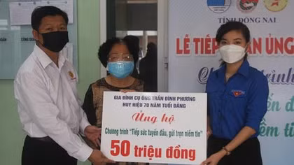 Gia đình lão thành cách mạng tặng tiền phúng viếng ủng hộ lực lượng chống dịch